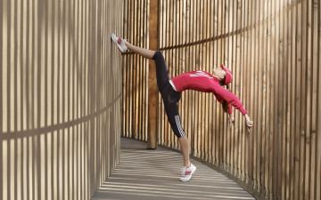 Картинка девушки -+брюнетки +шатенки кроссовки штаны кепка толстовка танец стены