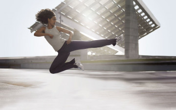 Картинка девушки -+брюнетки +шатенки прыжок удар майка штаны