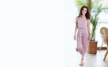 Картинка музыка сати+казанова певица шатенка комбинезон цветок