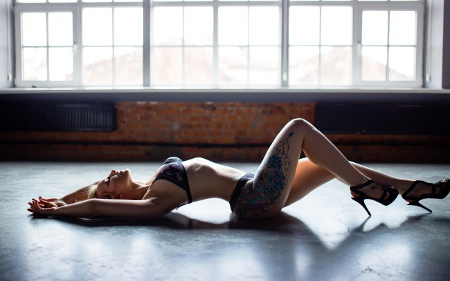 Обои картинки фото девушки, - блондинки,  светловолосые, блондинка, белье, тату, каблуки, пол, окна