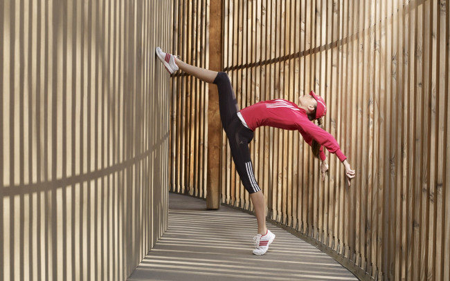 Обои картинки фото девушки, - брюнетки,  шатенки, кроссовки, штаны, кепка, толстовка, танец, стены