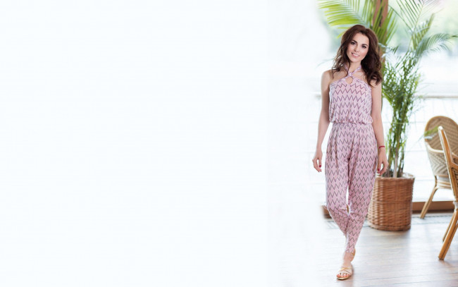 Обои картинки фото музыка, сати казанова, певица, шатенка, комбинезон, цветок