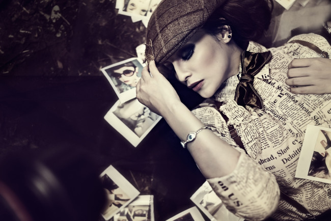 Обои картинки фото девушки, - черно-белые, кепка, фотографии, рубашка, бант