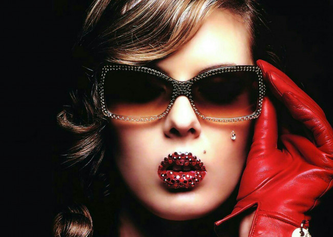 Обои картинки фото девушки, - лица,  портреты, блондинка, лицо, очки, стразы, перчатки
