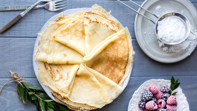 Обои картинки фото еда, блины,  оладьи, ягоды, румяные