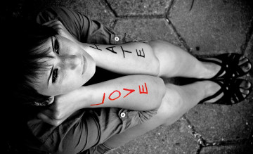 Картинка девушки -+черно-белые брюнетка рубашка надписи