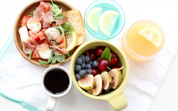 Картинка еда разное завтрак кофе сок салат виноград вишни черника