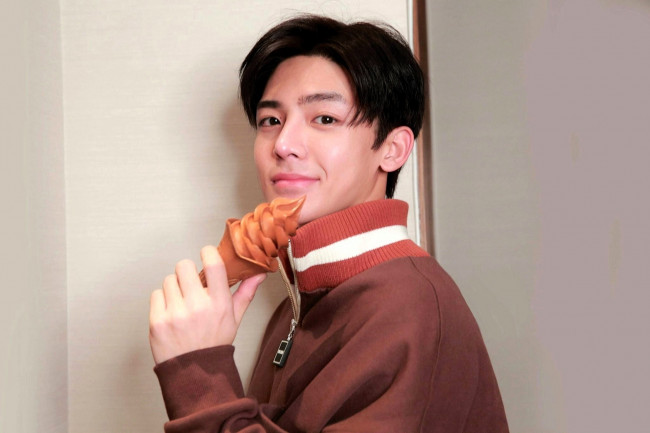 Обои картинки фото мужчины, hou ming hao, актер, куртка, мороженое