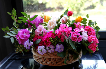 Картинка цветы букеты композиции корзинка герань вербена розы