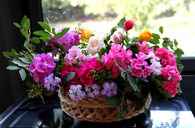 Обои картинки фото цветы, букеты, композиции, корзинка, герань, вербена, розы