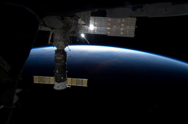 Обои картинки фото космос, космические, корабли, станции, прогресс, земля, мкс