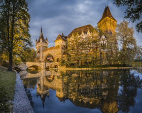 Картинка vajdahunyad castle budapest hungary города будапешт венгрия отражение вода мост замок вайдахуняд