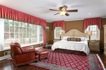 Картинка интерьер спальня кровать кресло вентилятор