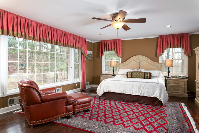 Обои картинки фото интерьер, спальня, кровать, кресло, вентилятор