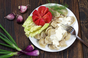 Картинка еда пельмени +манты +вареники овощи сметана зелень