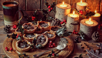 Картинка еда пирожные +кексы +печенье кексы остролист свечи шишки