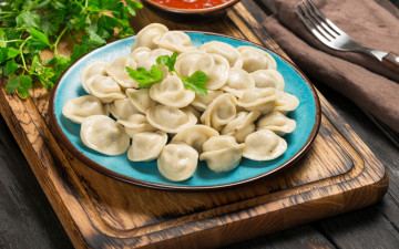 Картинка еда пельмени +манты +вареники на голубой тарелке