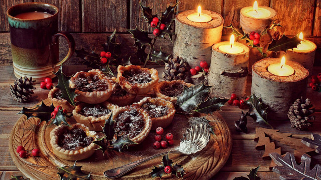 Обои картинки фото еда, пирожные,  кексы,  печенье, кексы, остролист, свечи, шишки