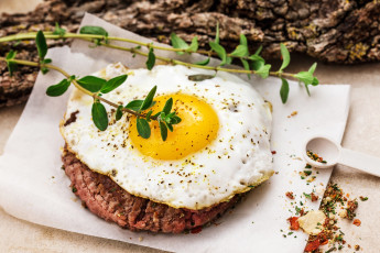 Картинка еда Яичные+блюда яйцо яичница мясо специи