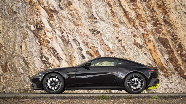 Обои картинки фото aston martin vantage 2019, автомобили, aston martin, 2019, vantage, aston, martin, чёрный