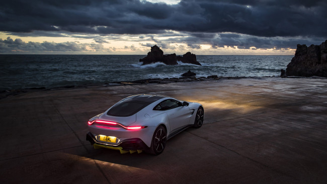 Обои картинки фото aston martin vantage 2019, автомобили, aston martin, aston, martin, vantage, 2019, белый