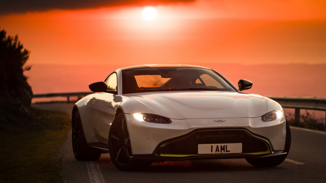 Обои картинки фото aston martin vantage 2019, автомобили, aston martin, aston, martin, vantage, 2019, белый