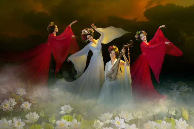 Обои картинки фото музыка, -другое, азиатский, лотосы, лютня, фон, природа, азиатка, танцуют, квартет, туман, красавицы, позы, платье, руки, танцы, венок, нимфы, девушки