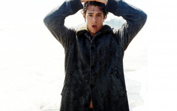 Картинка мужчины adam+brody пальто эмоции актер