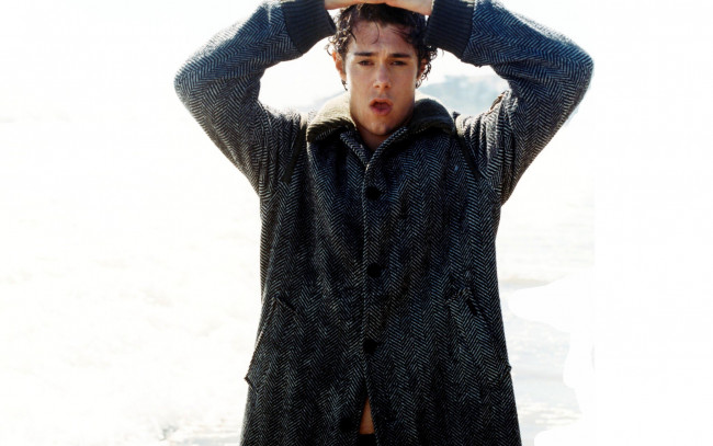 Обои картинки фото мужчины, adam brody, пальто, эмоции, актер