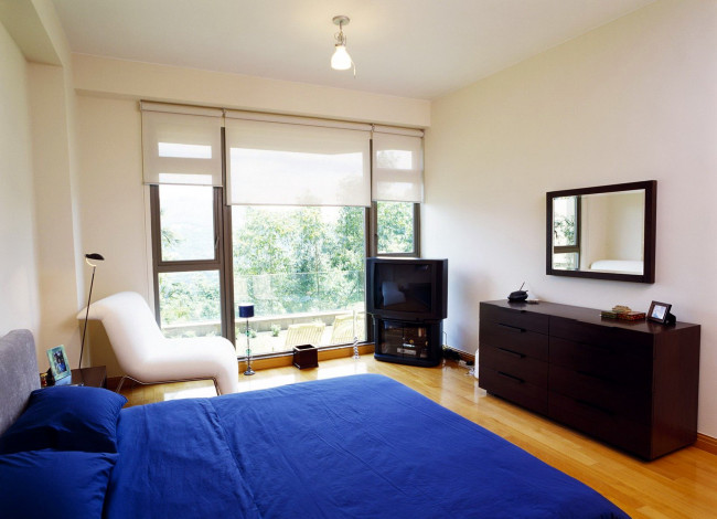 Обои картинки фото интерьер, спальня, комната, тумба, зеркало, телевизор, кровать, кресло, окно