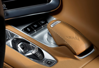 Картинка 2020+chevrolet+corvette+c8+stingray автомобили фрагменты+автомобиля салон сhevrolet corvette c8 stingray 2020 рычаг кожа