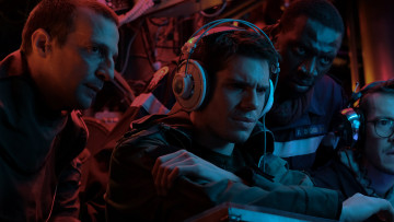 Картинка le+chant+du+loup+ 2019 кино+фильмы le+chant+du+loup зов волка кадры из фильма фантастика боевик триллер военный