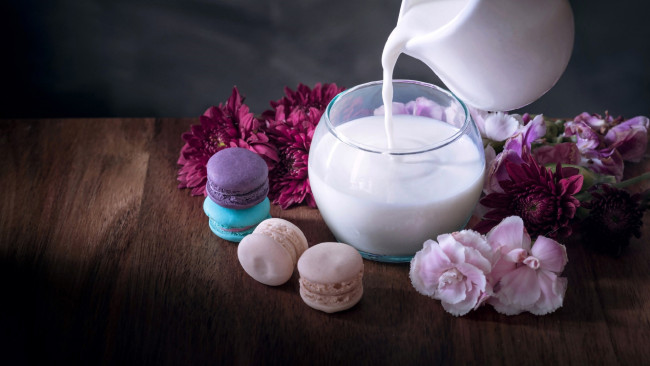 Обои картинки фото еда, макаруны, кувшин, молоко, гвоздика