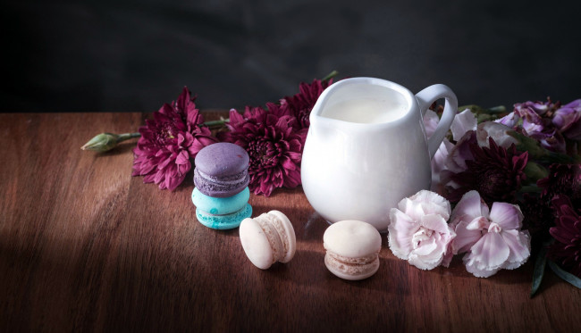 Обои картинки фото еда, макаруны, гвоздика, молоко, хризантемы
