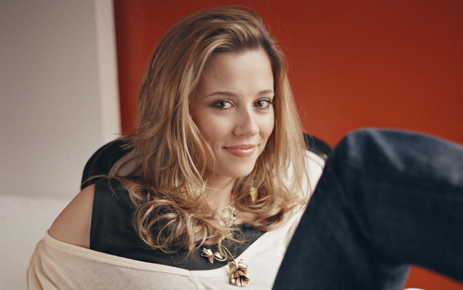 Обои картинки фото девушки, linda cardellini, блондинка, лицо, улыбка, джинсы