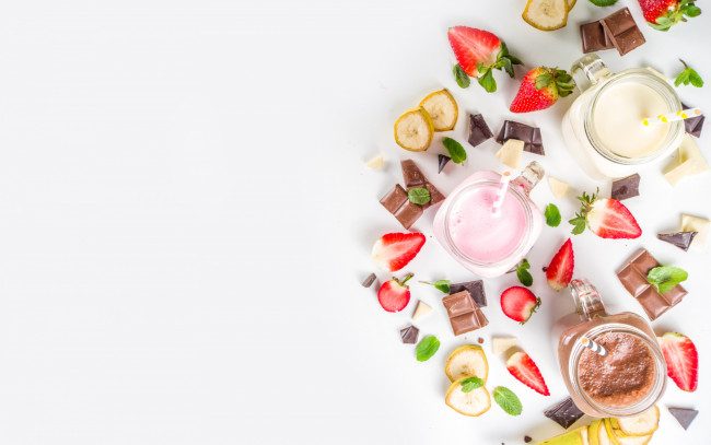 Обои картинки фото еда, напитки,  коктейль, ягоды, шоколад, клубника, баночки, фрукты, банан, смузи