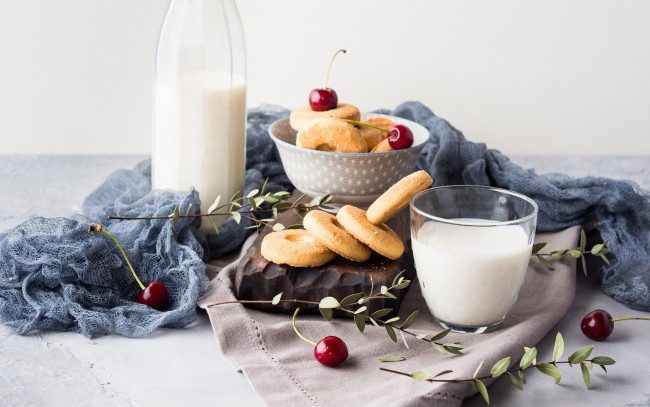 Обои картинки фото еда, пирожные,  кексы,  печенье, печенье, молоко, вишня