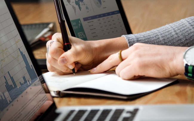 Обои картинки фото разное, руки,  ноги, ноутбук, блокнот, ручка