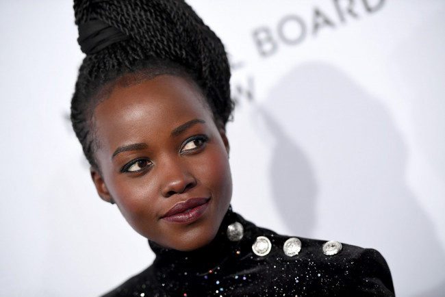 Обои картинки фото lupita nyong`o, девушки, lupita, nyongo, девушка, брюнетка, темнокожая, чернокожая, актриса, мулатка, красотка, взгляд, макияж, поза, портрет, лицо