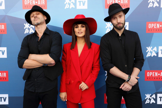 Обои картинки фото разное, знаменитости, парни, певица, шляпы, сати, казанова