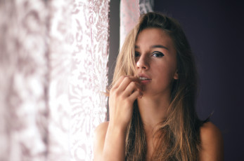 Картинка девушки -+лица +портреты блондинка лицо шторы