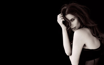 Картинка девушки sabina+thit черно-белая платье