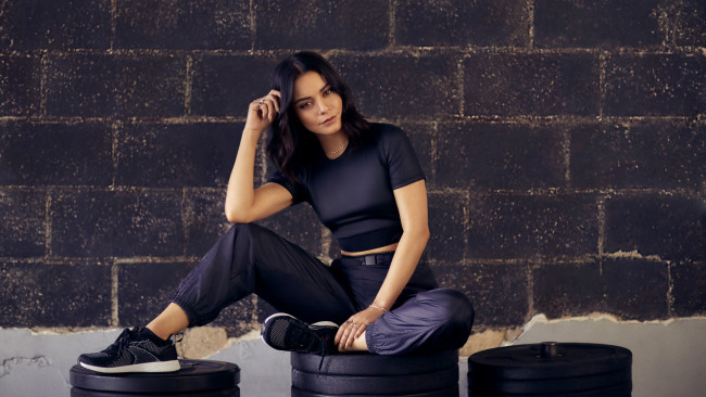 Обои картинки фото девушки, vanessa hudgens, поза