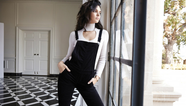 Обои картинки фото девушки, kendall jenner, комбинезон