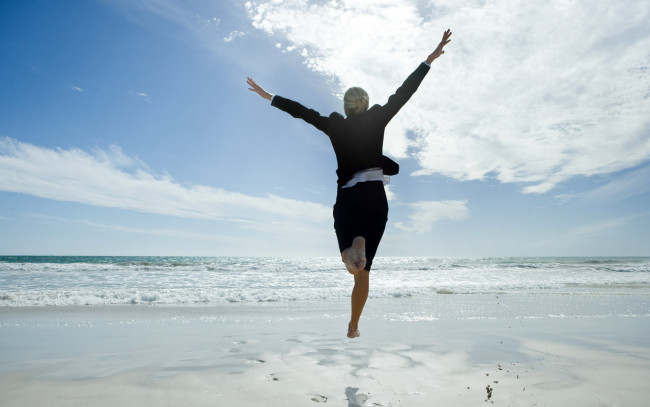 Обои картинки фото девушки, - блондинки,  светловолосые, блондинка, костюм, море