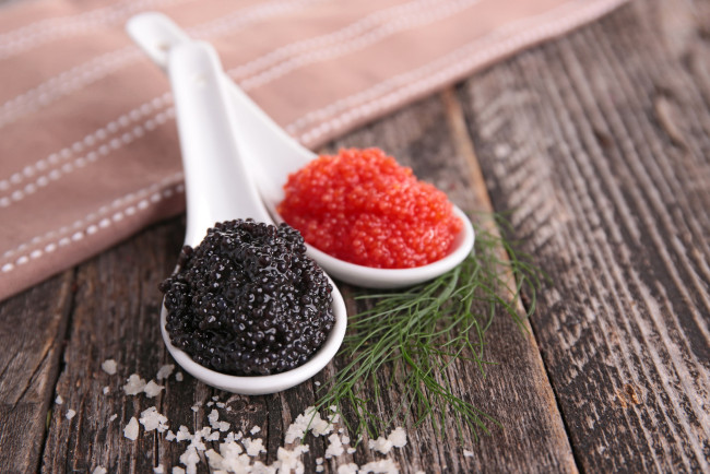 Обои картинки фото еда, икра, укроп, соль, красная, черная, деликатес