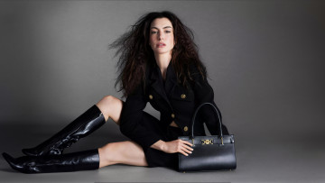 Картинка 2024+anne+hathaway+versace+icons девушки anne+hathaway фотосессия versace icons 2024 актриса энн хэтэуэй пeвица сумка