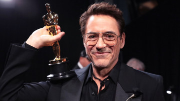 Картинка мужчины robert+downey+jr роберт дауни младший получил премию oскар 2024 за фильм оппенгеймер