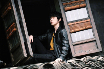 Картинка guo+jun+chen мужчины guo+cheng парень куртка окно крыша