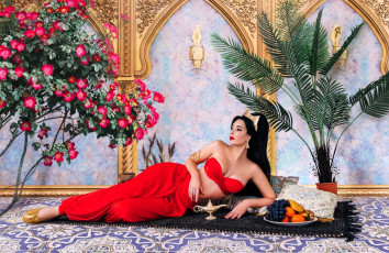 Картинка девушки анна+шаховская образ косплей наряд цветы дворец фрукты лампа пальма ковер
